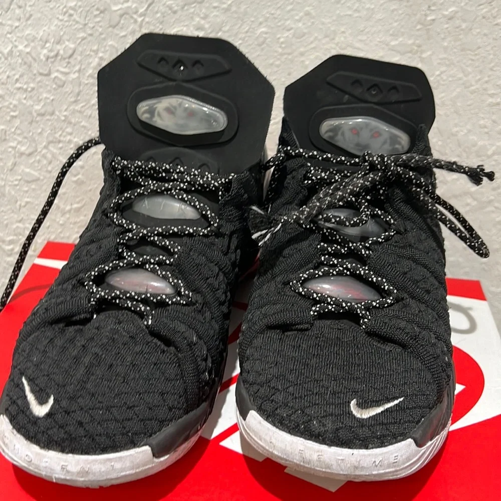 Lebron  size 6 - Picture 4 of 4
